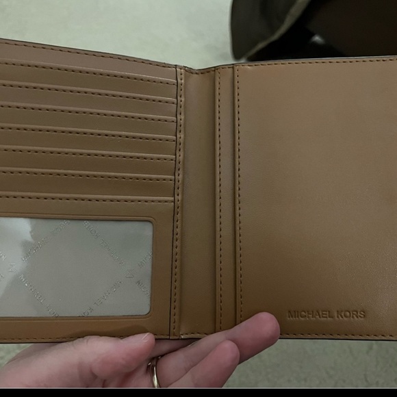 Michael Kors Luxury Leather Wallet - Picture 3 of 3